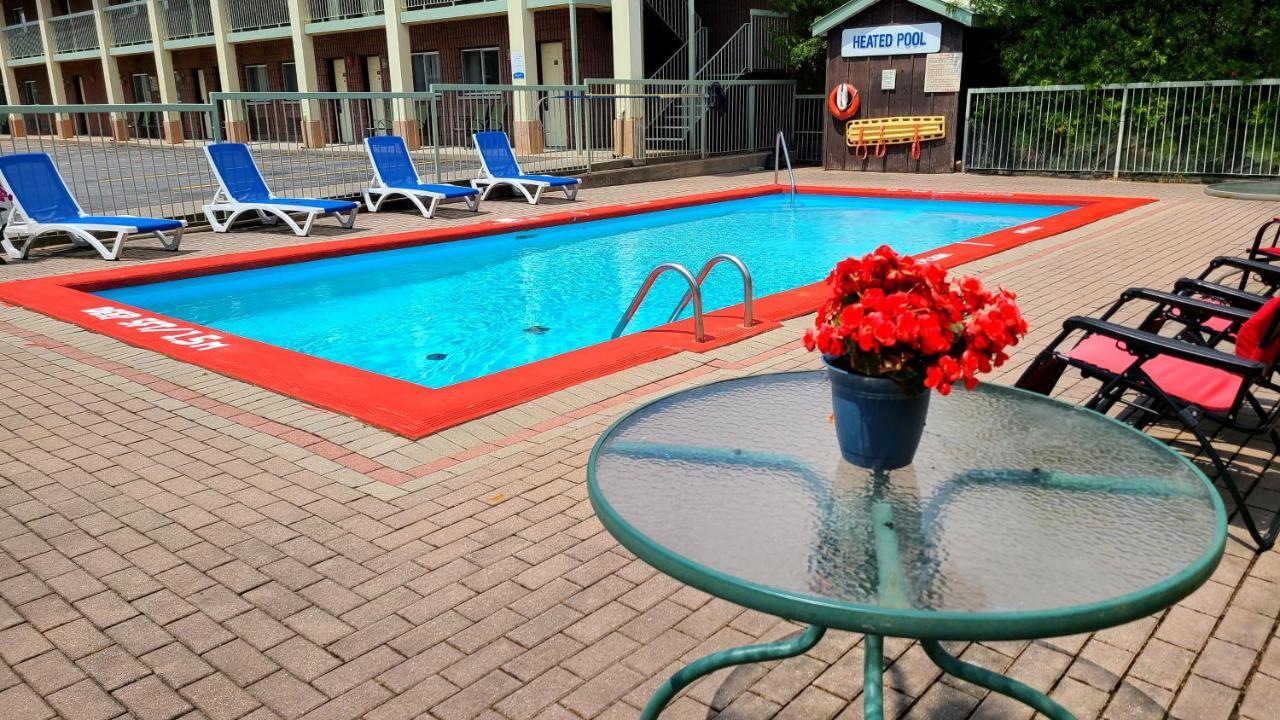 Quality Inn & Suites 1000 Islands Gananoque Exterior photo