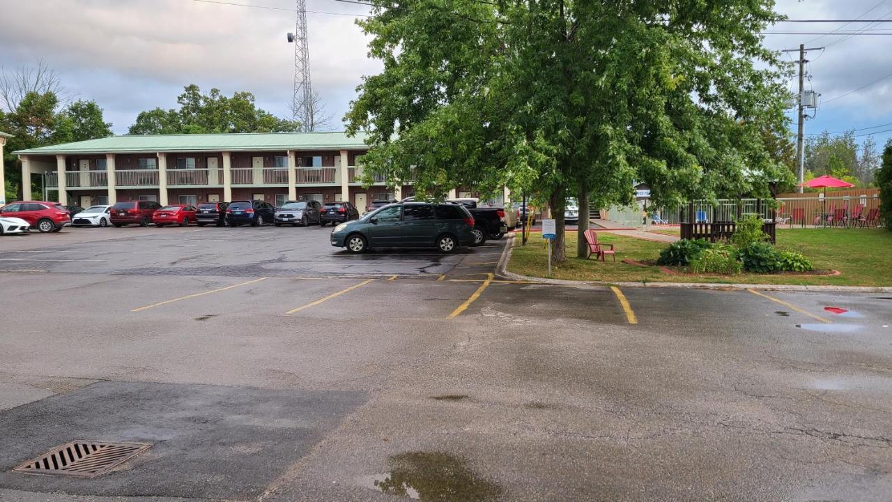 Quality Inn & Suites 1000 Islands Gananoque Exterior photo